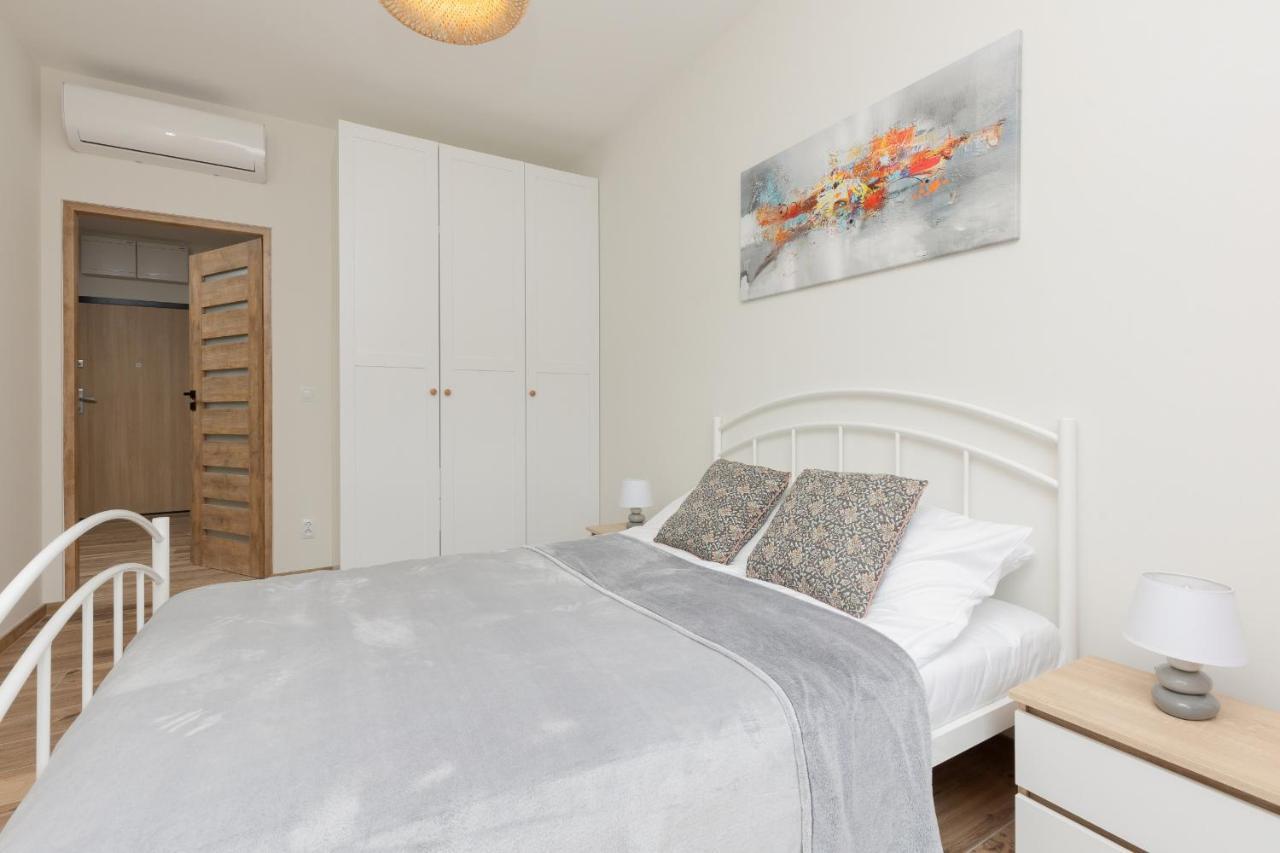 Apartment With Balcony & Parking Near Manufaktura Lodz By Renters Prestige Exterior foto